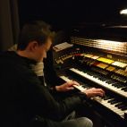Bastian probiert die historische Kinoorgel aus