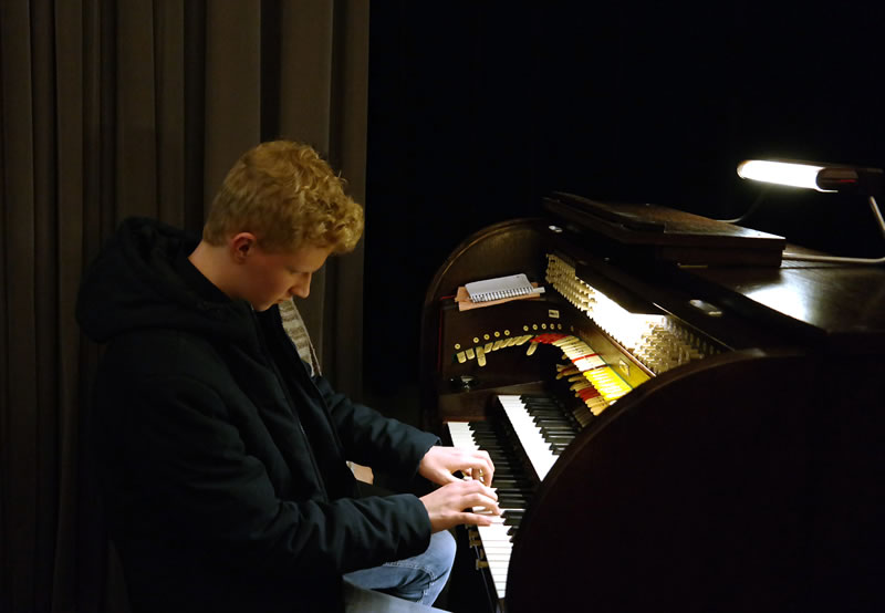 Tim probiert die historische Kinoorgel aus