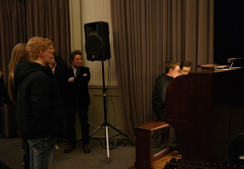 Bastian und Anna an der Orgel mit fachkundigen Zuhörern