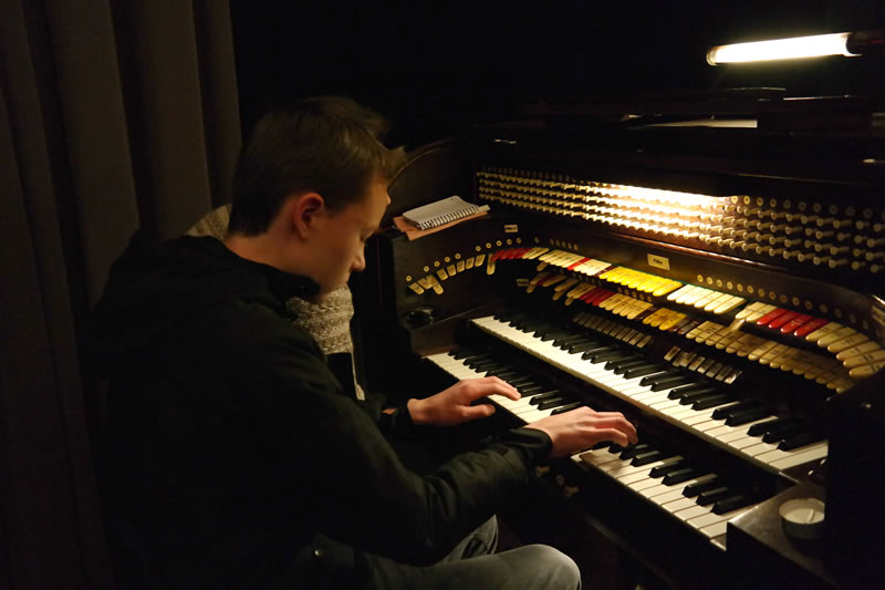 Bastian probiert die historische Kinoorgel aus