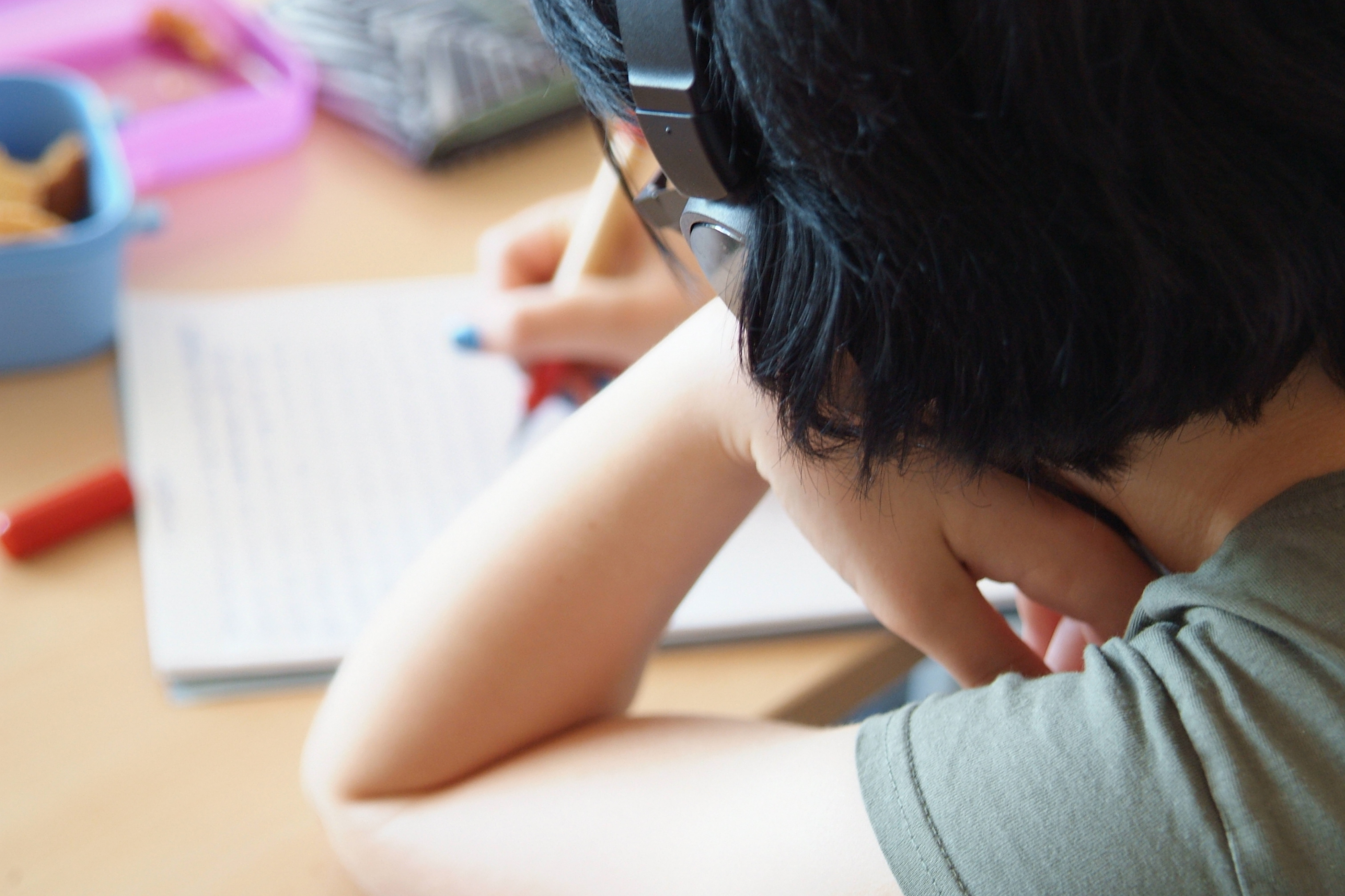 Schreibender Schüler | © Stefan Pahl